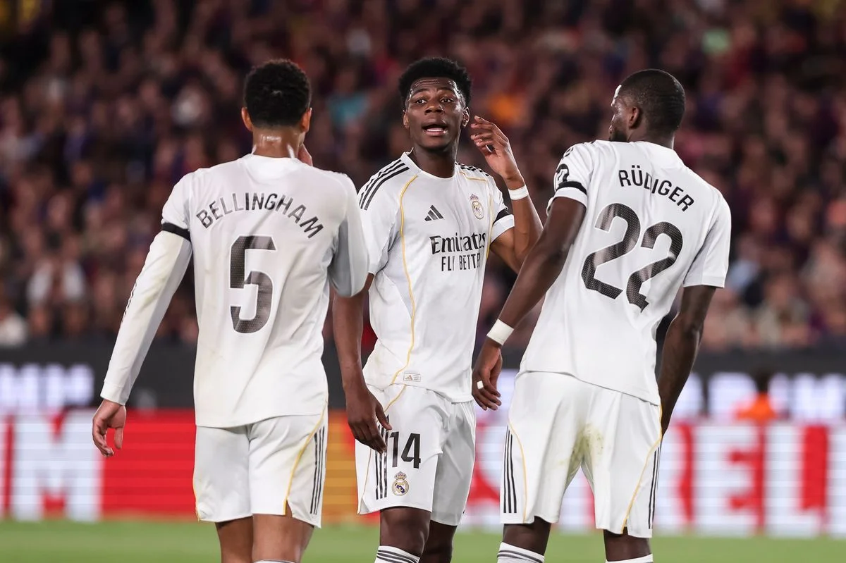 Aurelien Tchouameni of Real Madrid CF speaks with Jude Bellingham and Antonio Rudiger