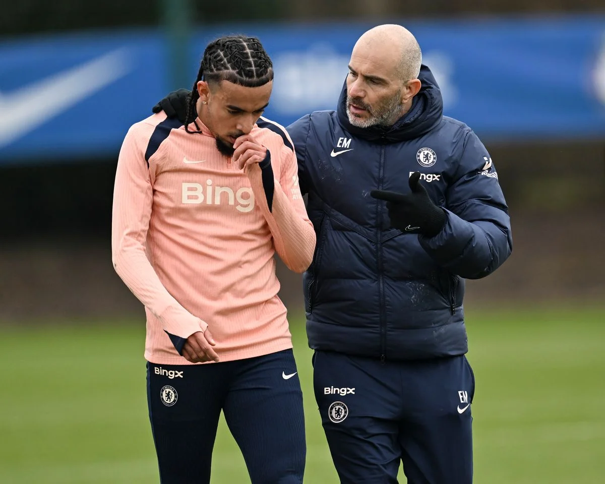 Malo Gusto and Enzo Maresca speak during a Chelsea training session