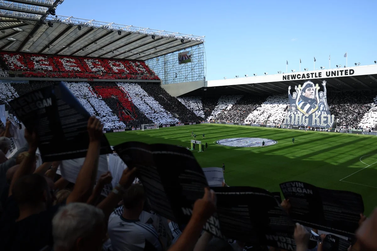 Liverpool and Newcastle fans come together to pay stirring tribute to late Kevin Keegan